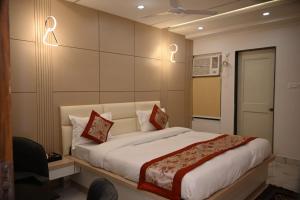 Ένα ή περισσότερα κρεβάτια σε δωμάτιο στο Ramlala Hotel