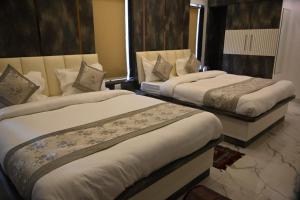 Ένα ή περισσότερα κρεβάτια σε δωμάτιο στο Ramlala Hotel +7 φωτογραφίες