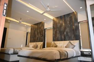 Ένα ή περισσότερα κρεβάτια σε δωμάτιο στο Ramlala Hotel