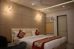 Ένα ή περισσότερα κρεβάτια σε δωμάτιο στο Ramlala Hotel