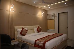 Ένα ή περισσότερα κρεβάτια σε δωμάτιο στο Ramlala Hotel