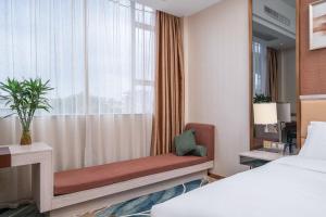 Penguin international hotel Baiyun Airport & C-harge shuttle bus for the Canton fair from April 15-May 5客房内的一张或多张床位
