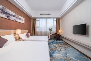 Penguin international hotel Baiyun Airport & C-harge shuttle bus for the Canton fair from April 15-May 5的电视和/或娱乐中心