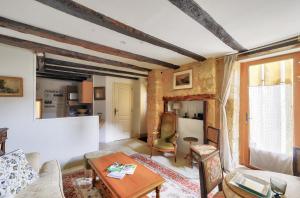 a living room with a couch and a table at Maison au coeur de Sarlat pour 4 personnes in Sarlat-la-Canéda