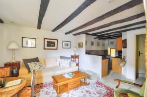 a living room with a couch and a table at Maison au coeur de Sarlat pour 4 personnes in Sarlat-la-Canéda