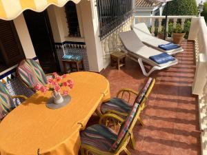 a wooden table and chairs on a balcony with a table and a chair at Casa Leon Cabo de Palos Costa Calida La Manga Mar Menor Mittelmeer Alicante Cartagena in Cabo de Palos
