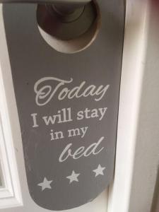 un panneau de porte qui dit aujourd'hui que je resterai dans mon lit dans l'établissement SteR Appartement Zandvoort, à Zandvoort