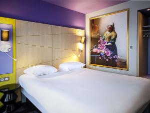 Postel nebo postele na pokoji v ubytování ibis Styles Honfleur Centre Historique