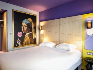 Postel nebo postele na pokoji v ubytování ibis Styles Honfleur Centre Historique