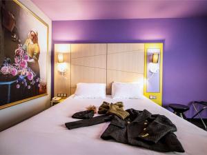 Postel nebo postele na pokoji v ubytování ibis Styles Honfleur Centre Historique