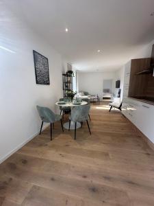a kitchen and dining room with a table and chairs at Ferienwohnung Weingut Gerharz-Hochthurn in Gau-Algesheim