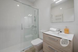 a bathroom with a shower and a toilet and a sink at Retiro con parking para 4, vive la Latina in Madrid +22 photos