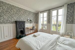 パリにあるFlexliving - private bedroom - Balardの白いベッドルーム(ベッド1台、暖炉付)