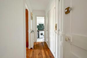 パリにあるFlexliving - private bedroom - Balardの廊下(洗濯機付きのランドリールーム付)