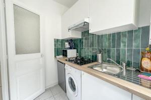 パリにあるFlexliving - private bedroom - Balardのシンクと洗濯機付きのキッチン