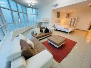 阿吉曼panorama sea view luxury apartment 3 bedroom VIP的带沙发和床的大型客厅