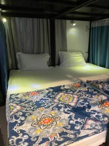 Postel nebo postele na pokoji v ubytování Friendly House Homestay