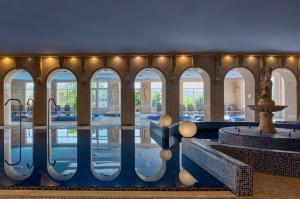 Basen w obiekcie Hotel Bellevue Esztergom lub w pobliżu