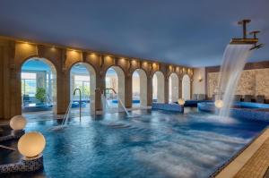 Basen w obiekcie Hotel Bellevue Esztergom lub w pobliżu