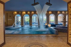 Basen w obiekcie Hotel Bellevue Esztergom lub w pobliżu