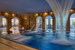 Basen w obiekcie Hotel Bellevue Esztergom lub w pobliżu
