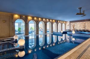 Basen w obiekcie Hotel Bellevue Esztergom lub w pobliżu