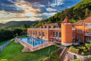 Basen w obiekcie Hotel Bellevue Esztergom lub w pobliżu