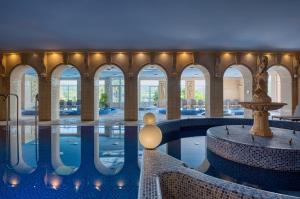 Basen w obiekcie Hotel Bellevue Esztergom lub w pobliżu