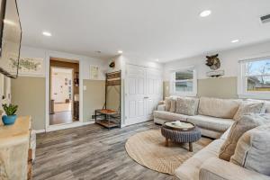 a living room with a couch and a table at ALX Cape Cod 3-BR Near Old Town & Mount Vernon in Alexandria