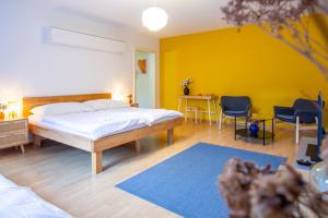 a bedroom with a bed and a yellow wall at Gemütliche Wohnung Nähe Uni in Basel