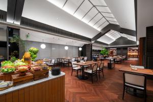 a restaurant with tables and chairs and a buffet at Intercity Jinghong Xishuangbanna in Jinghong