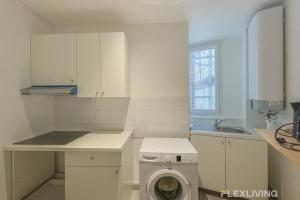 una cocina blanca con una lavadora dentro en Flexliving - Room - Henri Sellier - Suresnes 92, en Suresnes 10 fotos más