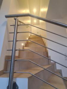 una escalera con barandillas de cristal y acero en Emily, en Geeste