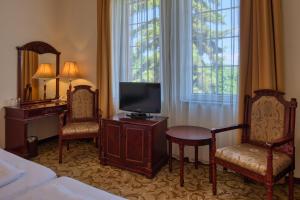 Telewizja i/lub zestaw kina domowego w obiekcie Hotel Bellevue Esztergom