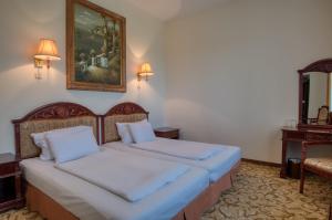 Łóżko lub łóżka w pokoju w obiekcie Hotel Bellevue Esztergom