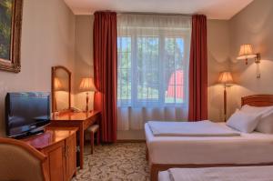 Łóżko lub łóżka w pokoju w obiekcie Hotel Bellevue Esztergom