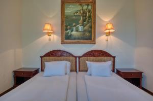 Łóżko lub łóżka w pokoju w obiekcie Hotel Bellevue Esztergom