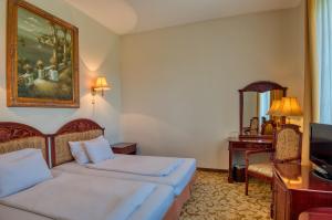 Łóżko lub łóżka w pokoju w obiekcie Hotel Bellevue Esztergom