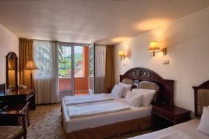 Łóżko lub łóżka w pokoju w obiekcie Hotel Bellevue Esztergom