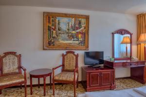 Telewizja i/lub zestaw kina domowego w obiekcie Hotel Bellevue Esztergom