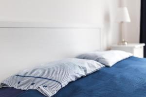 コウォブジェクにあるApartament SunSeaの青いベッド(枕2つ付)