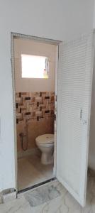 コルカタにあるMoti bhavanのトイレと窓のあるバスルーム