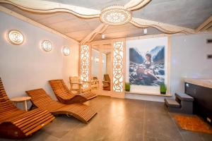 a living room with chairs and a painting on the wall at Apartamenty u Kurosa Jacuzzi & Sauna Ski Suche in Poronin