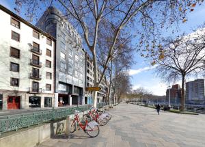 una fila de bicicletas estacionadas en una acera junto a los edificios en Barceló Bilbao Nervión, en Bilbao
