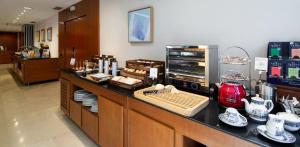 una tienda con un mostrador lleno de comida y platos en Sercotel Cornellà Barcelona, en Cornellà de Llobregat