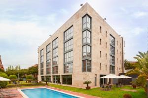 Piscina en o cerca de Sercotel Cornellà Barcelona
