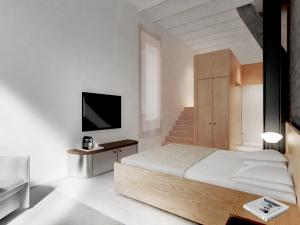 Un dormitorio blanco con una cama y un televisor. en Ottilia Heritage, en Copenhague