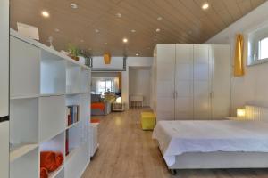 a bedroom with white cabinets and a bed in it at Nürtingen 90 qm lichtdurchflutete Wohnung im Loft-Style mit Balkon und Nähe zum Neckar in Nürtingen