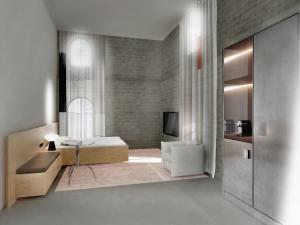 Una sala de estar con una cama y un televisor. en Ottilia Heritage, en Copenhague