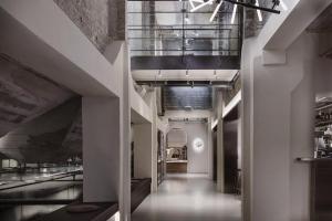 un pasillo en un edificio con paredes y techos blancos en Ottilia Heritage, en Copenhague